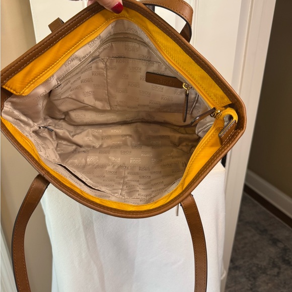🔆🔆MICHAEL KORS TOTE🔆🔆 - Picture 8 of 16